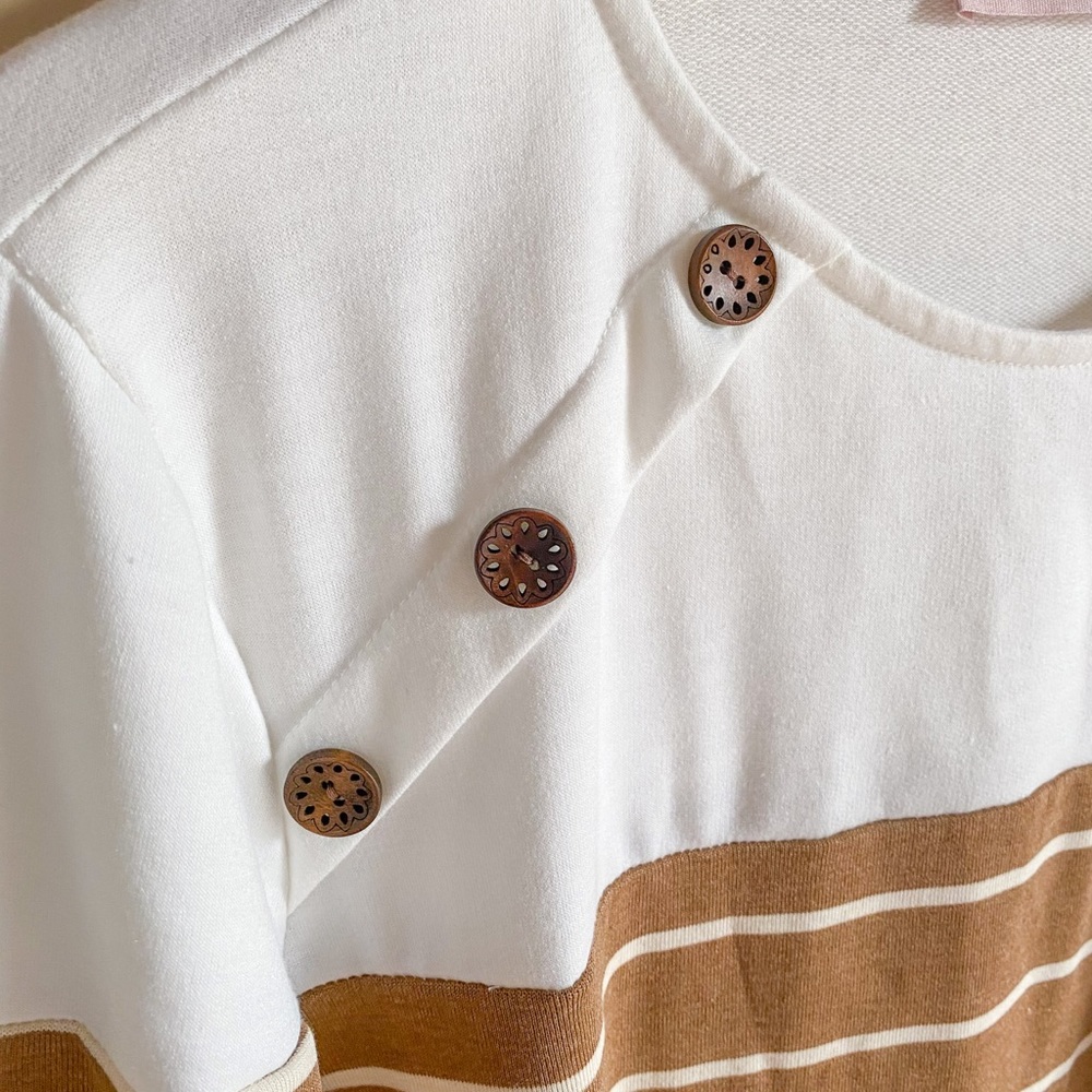 Maple Button Detail Top - Picture 5 of 5